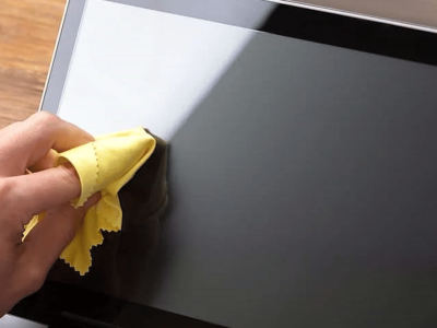 5 dicas para limpar corretamente a tela do seu celular e computador